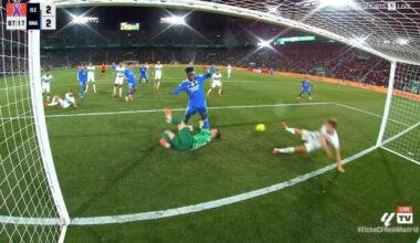 El momento del choque entre Vinicius e Iñaki Peña. (Movistar)