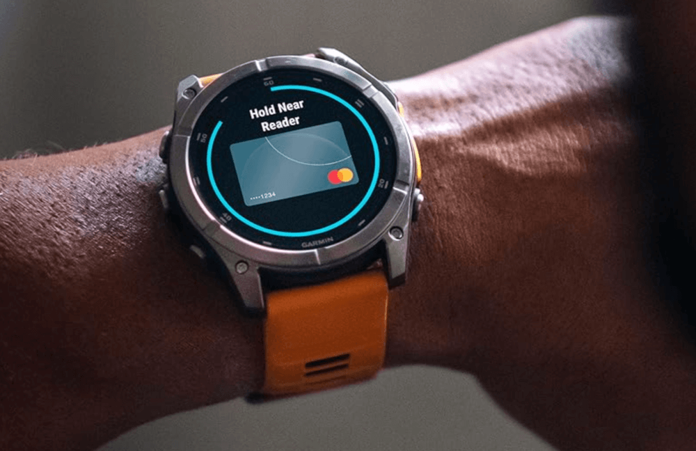 Imagen del Garmin pagando con tarjeta