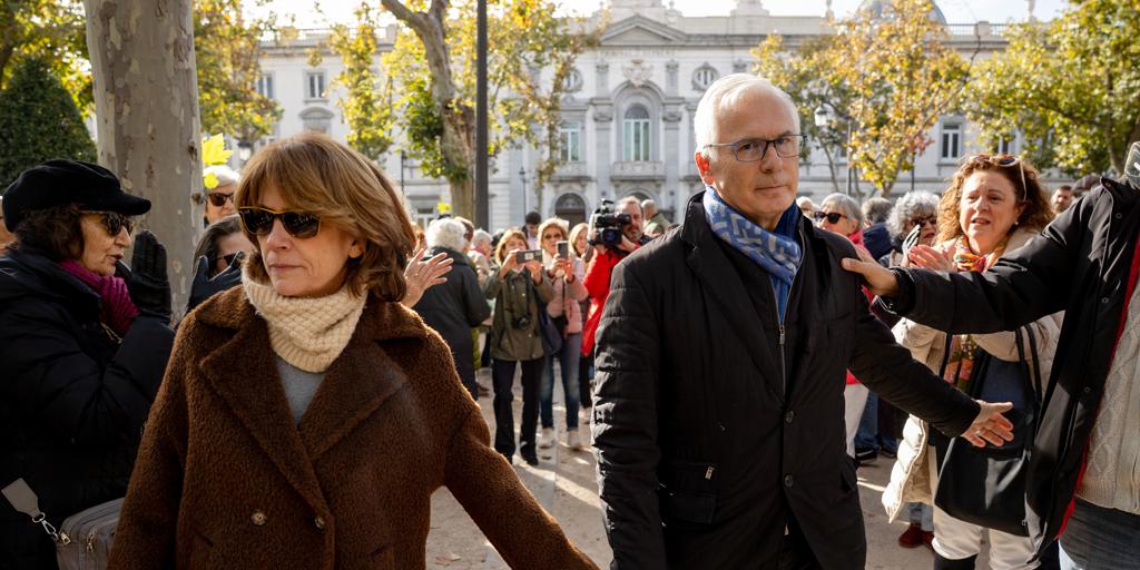 Dolores Delgado y Baltasar Garzón encabezan la protesta ante el Supremo por la condena al fiscal General