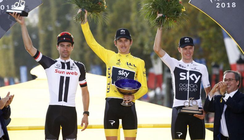Geraint Thomas, acompañado de Dumoulin y Froome, en lo más alto del podio del Tour 2018.