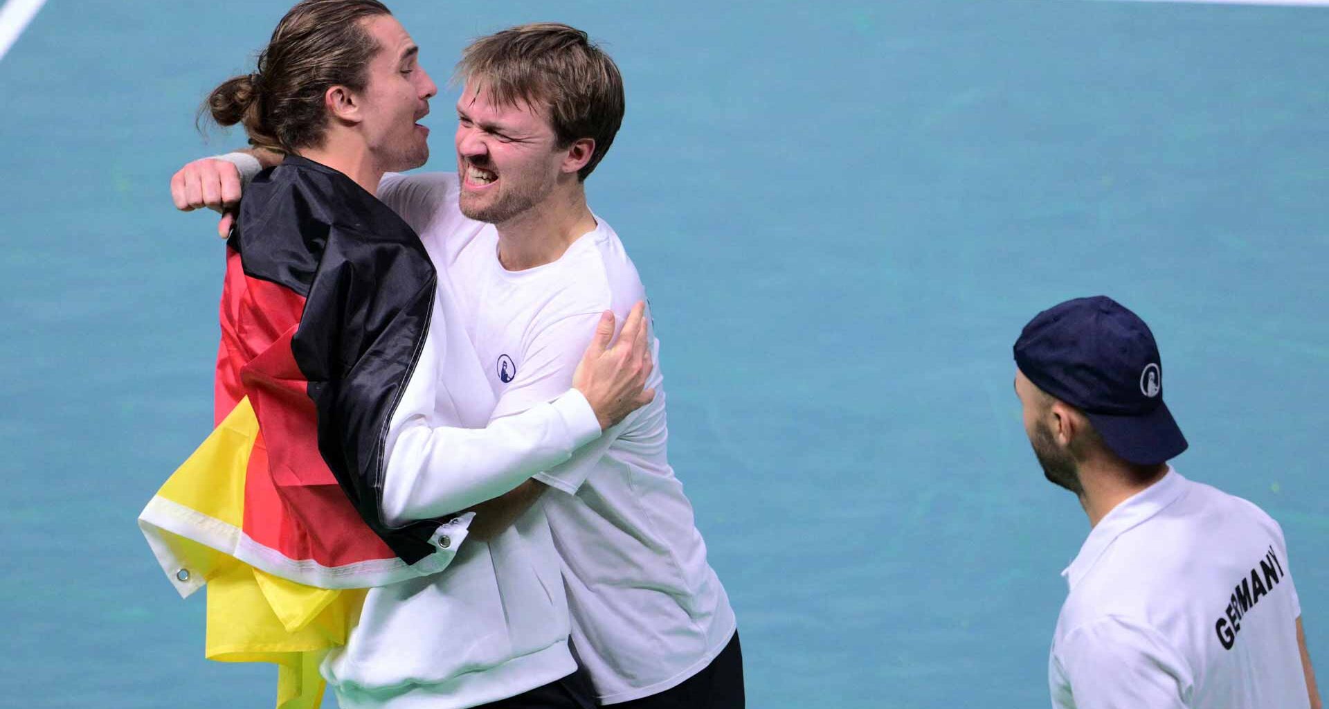 Alexander Zverev, Kevin Krawietz y Tim Puetz celebran la victoria de Alemania sobre Argentina en Bolonia.