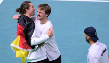 Alexander Zverev, Kevin Krawietz y Tim Puetz celebran la victoria de Alemania sobre Argentina en Bolonia.