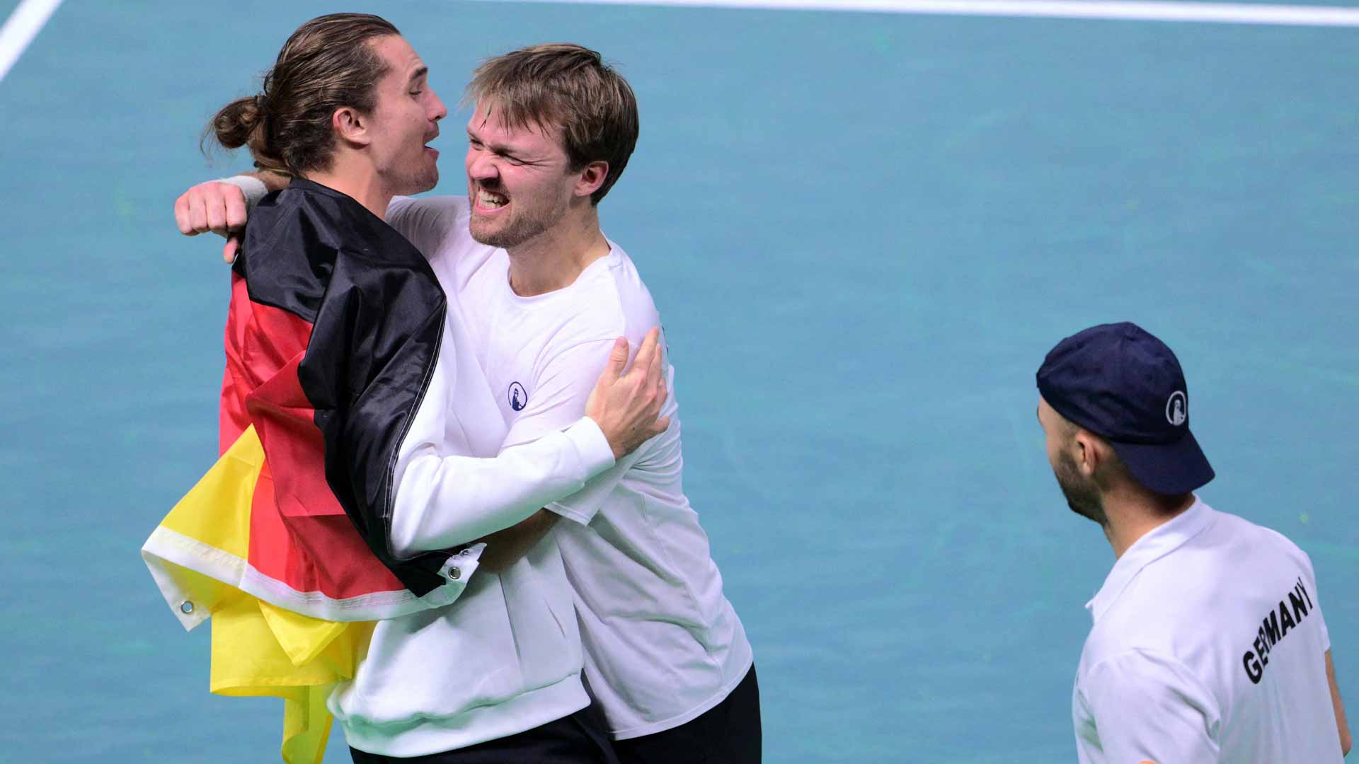 Alexander Zverev, Kevin Krawietz y Tim Puetz celebran la victoria de Alemania sobre Argentina en Bolonia.