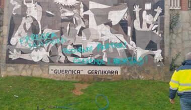Vandalizan el mural del Guernica horas antes de los actos institucionales