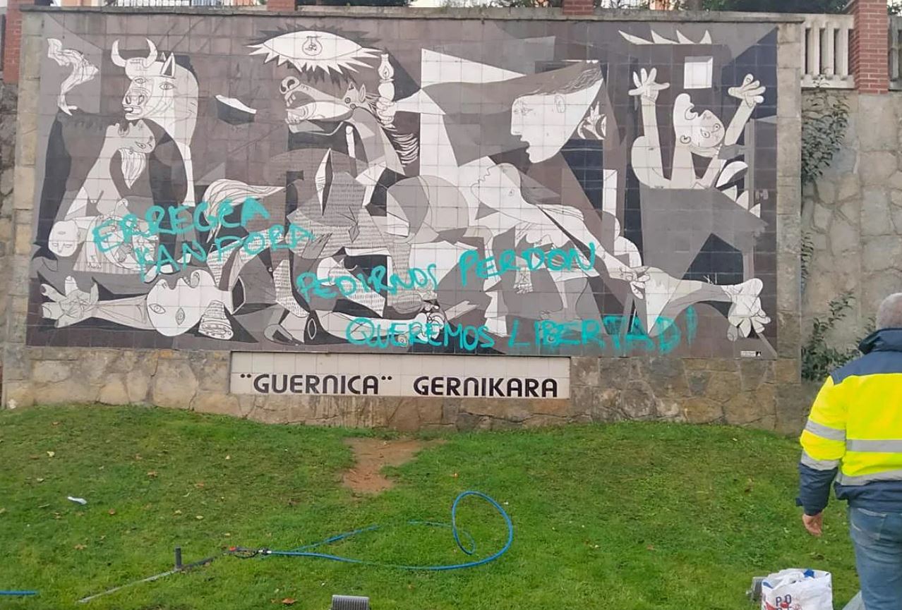 Vandalizan el mural del Guernica horas antes de los actos institucionales
