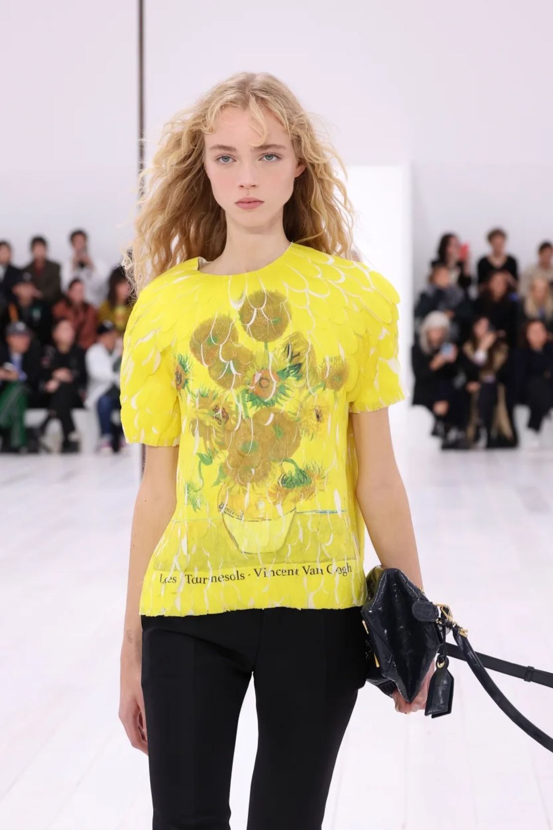 Más recientemente, Jonathan Anderson convirtió pinturas de Vincent van Gogh en camisetas con plumas para el desfile Primavera-Verano 2025 de Loewe en París.