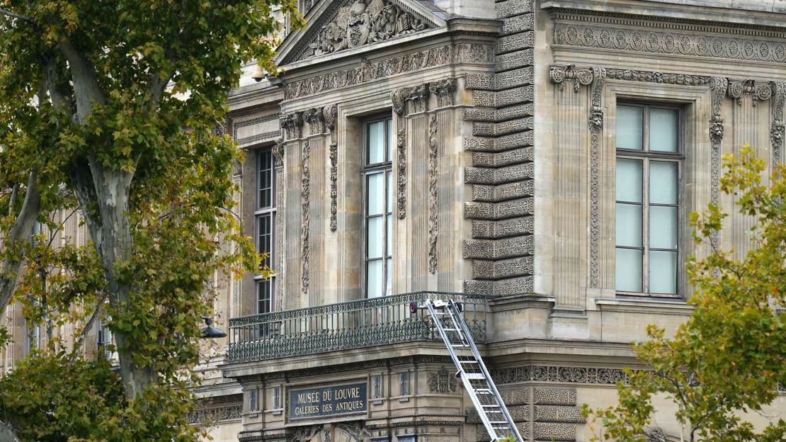 Esta fotografía muestra un montacargas utilizado por ladrones para entrar en el Museo del Louvre, en el Quai François Mitterrand, París, el 19 de octubre de 2025.