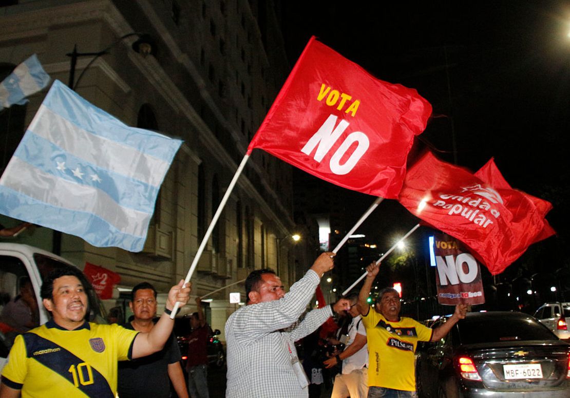 La gente celebra tras los primeros resultados del referéndum de reforma constitucional en Guayaquil, Ecuador, el 16 de noviembre de 2025.