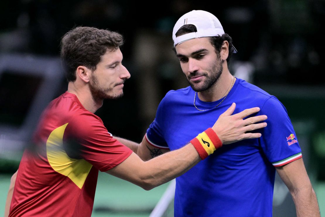 Pablo Carreño Busta felicita a Matteo Berrettini tras el primer partido de la serie final de la Copa Davis 2025 entre España e Italia.