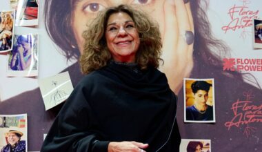 Lolita sorprende con capa de invierno y botas de tacón bajo en la presentación del documental 'Flores para Antonio'