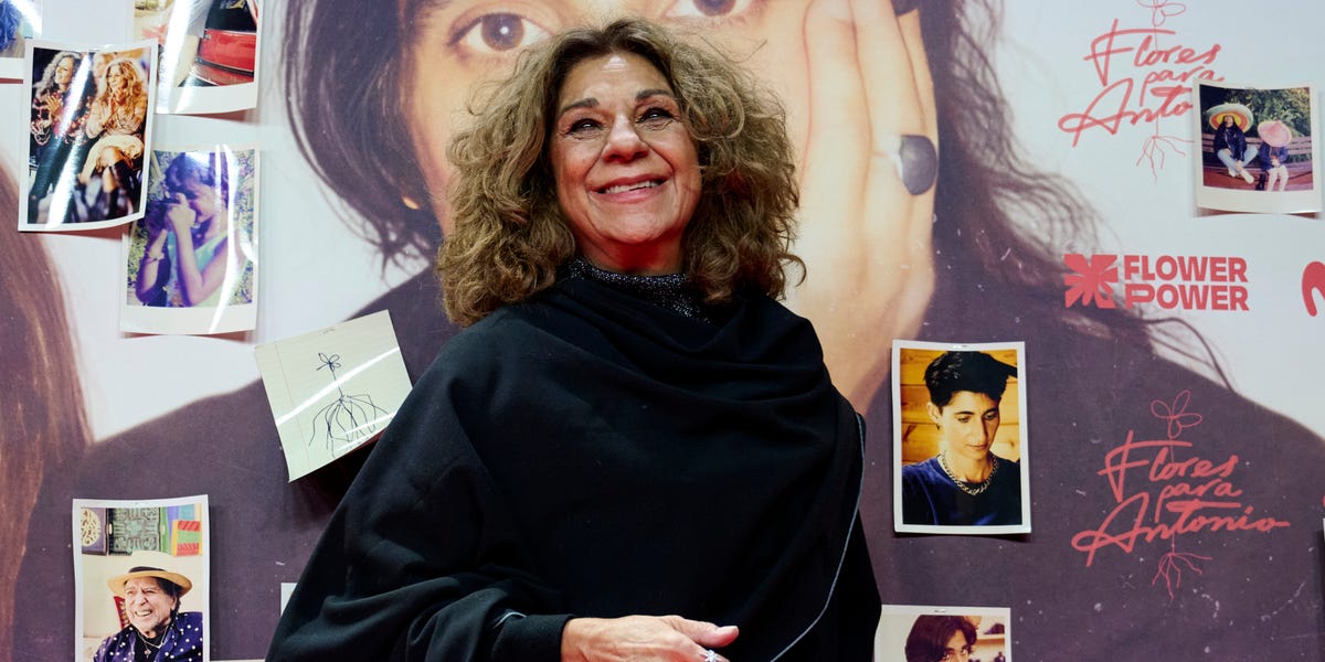 Lolita sorprende con capa de invierno y botas de tacón bajo en la presentación del documental 'Flores para Antonio'