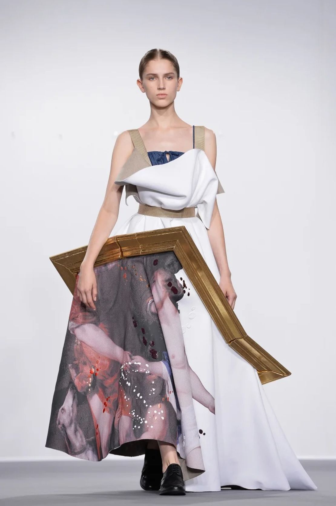 Durante años, los diseñadores han explorado con ingenio la relación entre la alta costura y la moda. El desfile de alta costura Otoño-Invierno 2015 de Viktor & Rolf se tituló 