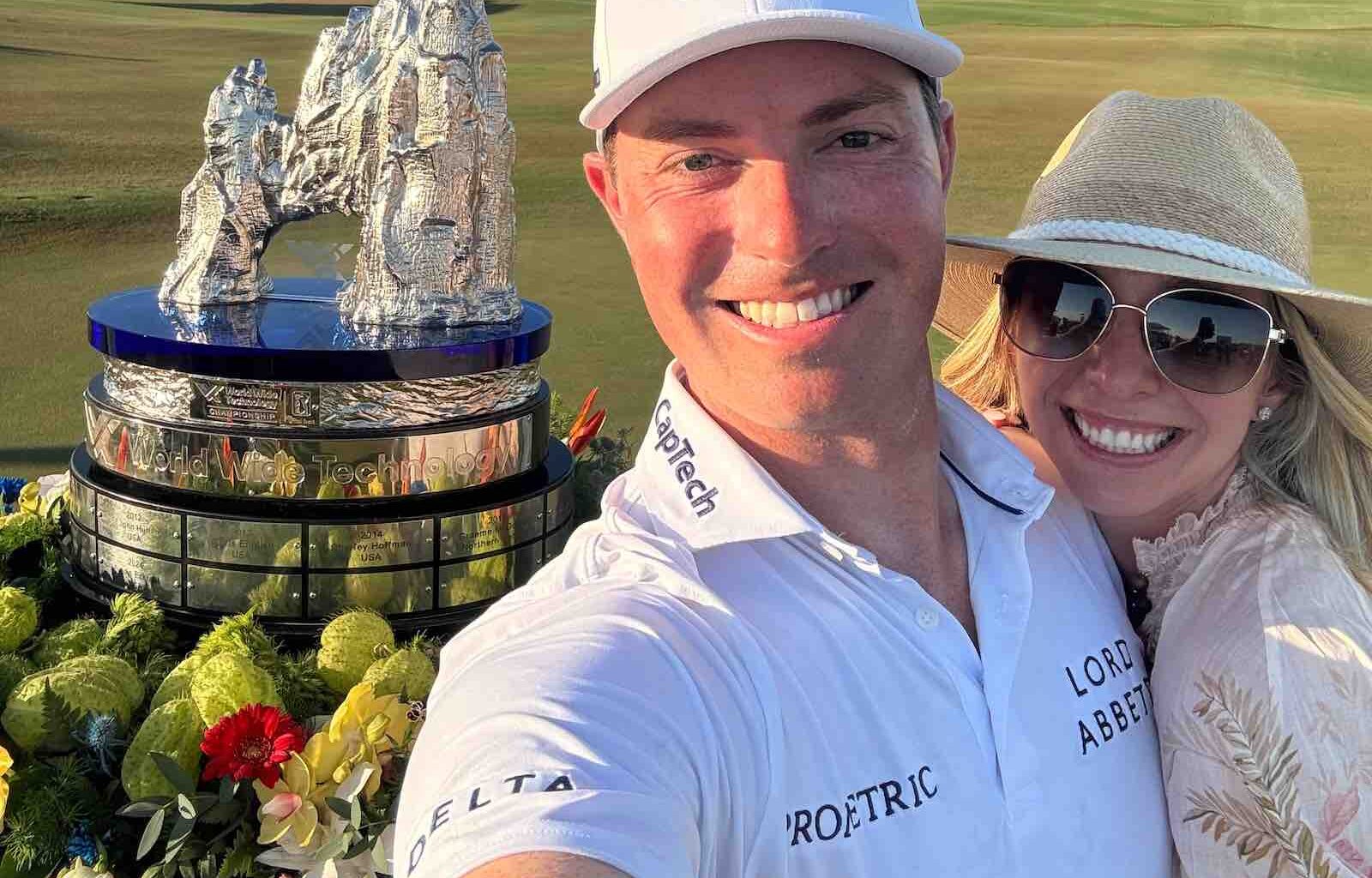 Ben Griffin se hace un selfie con su prometida y el trofeo del World Wide Techonology que conquistó este domingo.