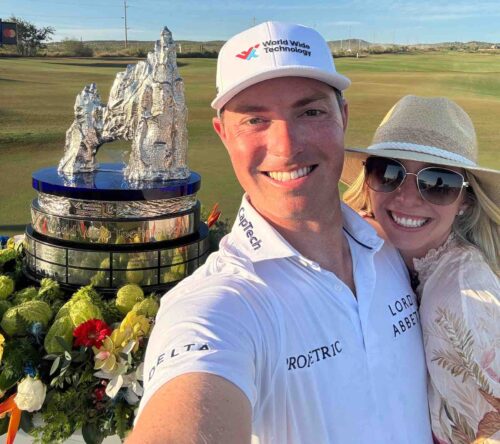 Ben Griffin se hace un selfie con su prometida y el trofeo del World Wide Techonology que conquistó este domingo.