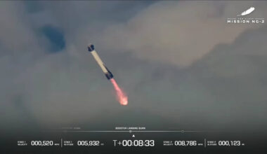 La empresa de vuelos espaciales fundada por Jeff Bezos logra recuperar la etapa propulsora de su enorme cohete New Glenn y desafía a la compañía SpaceX de Elon Musk