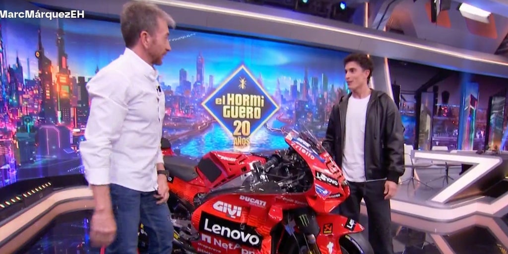 Marc Márquez aparece con su moto en 'El Hormiguero' y deja alucinado a Pablo Motos con lo que le enseña: «¿Qué me estás contando?»