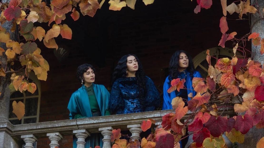 Charli XCX, en el centro, en 