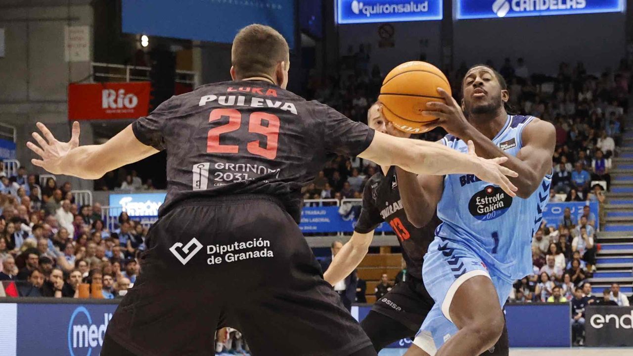 Festín del Río Breogán en el Pazo a costa del colista Granada (95-74) - La Voz de Galicia