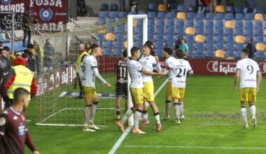 Dos penaltis fallados, una insubordinación y un punto para el Pontevedra en Pasarón (1-1) - La Voz de Galicia