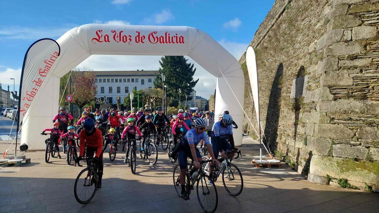 Ciclistas de todas las edades abrazaron la Muralla de Lugo: «¡Qué divertido!»