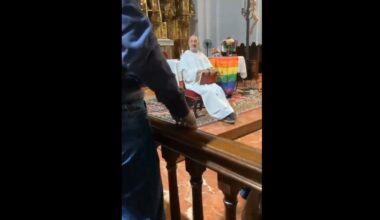 Polémica por el uso de una bandera gay en la mesa de altar de una iglesia de Sevilla