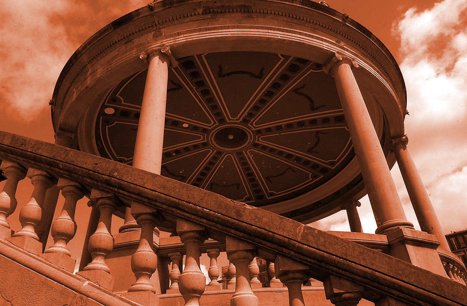 El quiosco de la Plaza del Castillo se ilumina en color naranja este miércoles por la celebración del Día Mundial de la Enfermedad Pulmonar Obstructiva Crónica (EPOC)