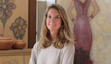 "En 2026 vuelve a renacer el terciopelo en cojines, sofás y camas, pero nada de rojo ni verde"