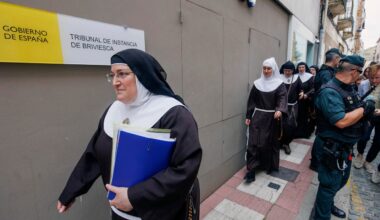 La Guardia Civil detiene a la exabadesa de Belorado y a un anticuario tras registrar el convento