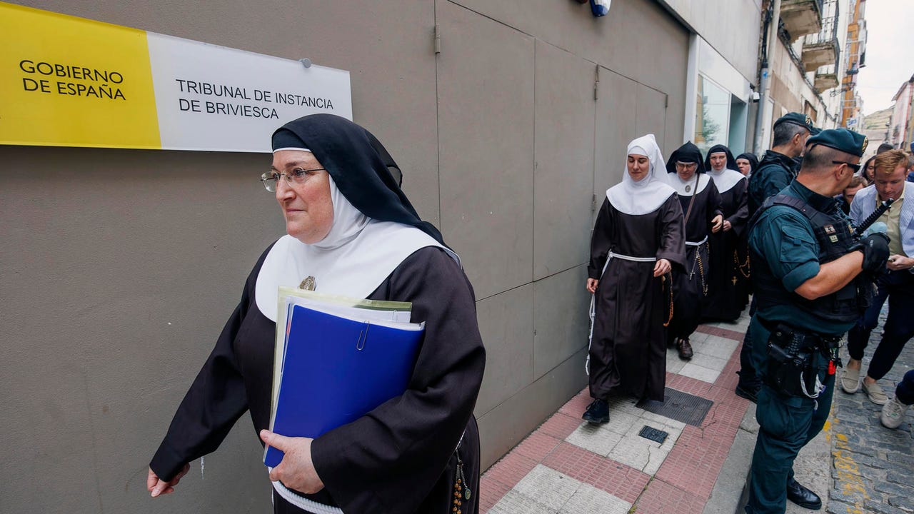 La Guardia Civil detiene a la exabadesa de Belorado y a un anticuario tras registrar el convento