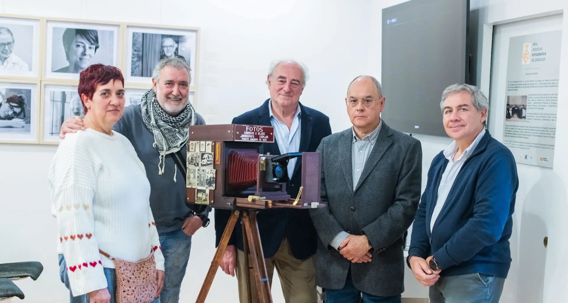 Salvada la cámara del fotógrafo zaragozano del caballito de la Lonja