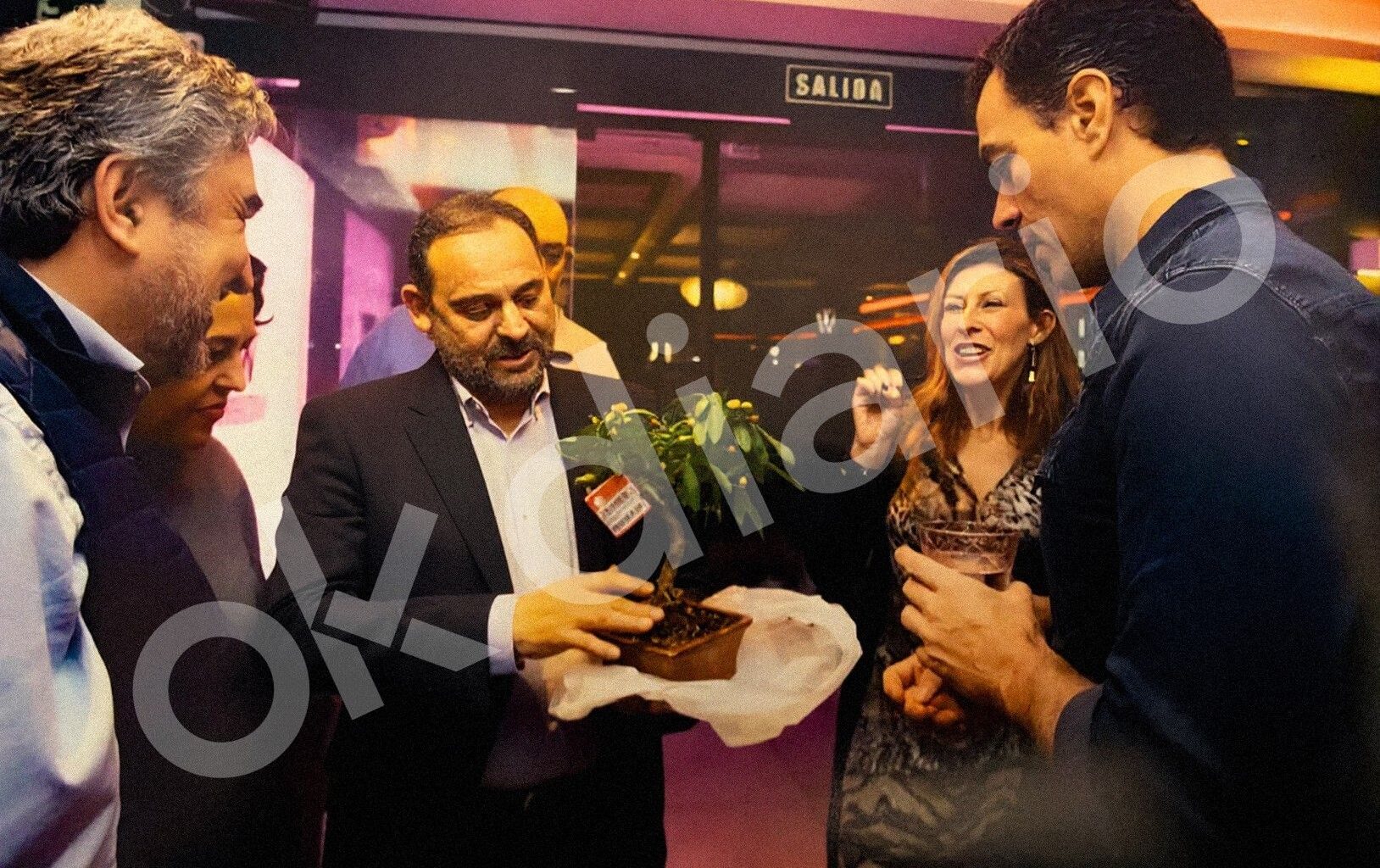 Las fotos inéditas de Sánchez y Begoña regalándole un bonsái a Ábalos por su 60 cumpleaños