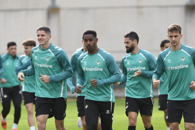 Sergi Altimira, Junior Firpo, Isco Alarcón y Diego Llorente, en la sesión del viernes (Foto: Kiko
