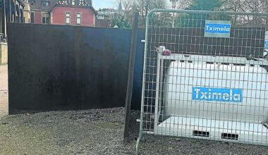 Sirimiri: Maquinaria industrial junto a una escultura