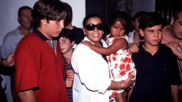 Isabel Pantoja junto a sus dos hijos, Kiko e Isa. (Foto: Gtres)