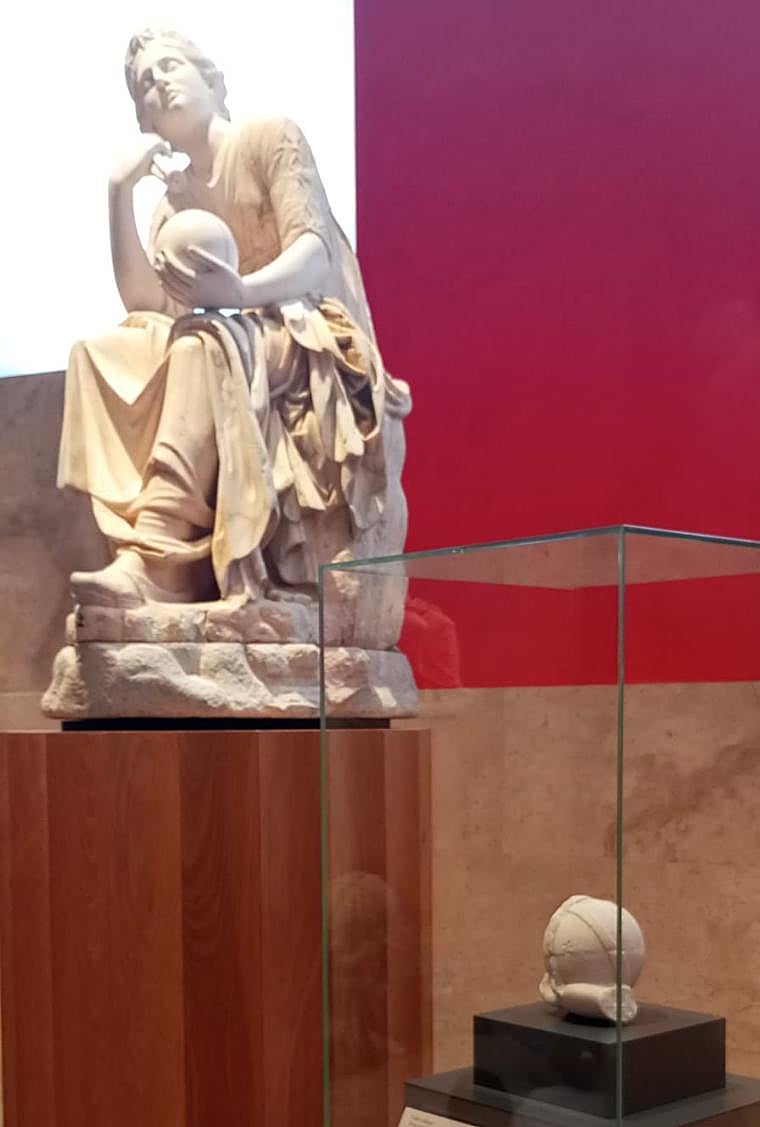 'Urania', una de las ocho musas que pertenecieron a Cristina de Suecia y adquirió Isabel de Farnesio. A la derecha, en una vitrina, la mano original, con la flor de lis, que se sustituyó en el XIX por su deterioro