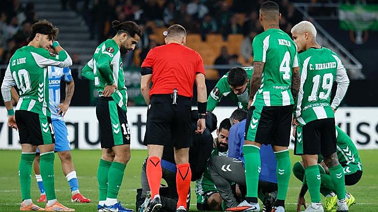 Isco y Amrabat se lesionan tras chocarse entre ellos y Pellegrini descarta a ambos para el derbi: «Le tuvieron que dar siete puntos de sutura»