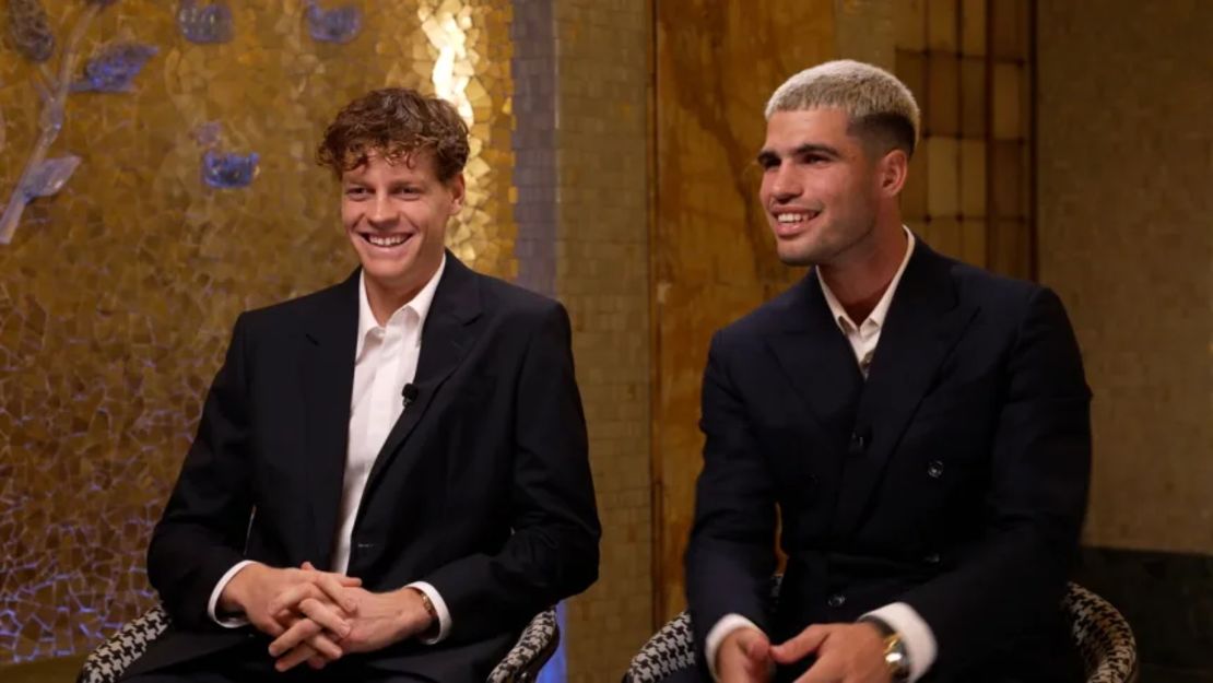 Las estrellas del tenis Jannik Sinner (izquierda) y Carlos Alcaraz son entrevistados por Amanda Davies de CNN en Turín, Italia.