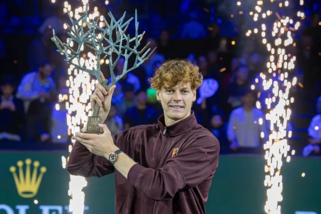 Jannik Sinner atraviesa una racha impresionante en pistas cubiertas tras haber conquistado recientemente su primer título del Masters de París.