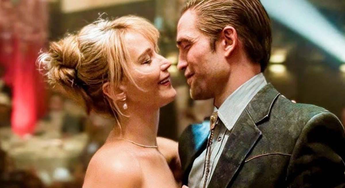 Jennifer Lawrence vive un delirio extremo, se arrastra, grita, tiembla y ríe sin motivo