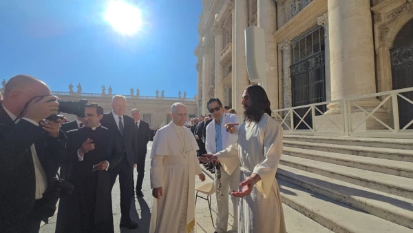 Estatuta hiperrealista “Jesús Resucitado” en la Plaza de San Pedro. Crédito: Cortesía de Walt Wizard
