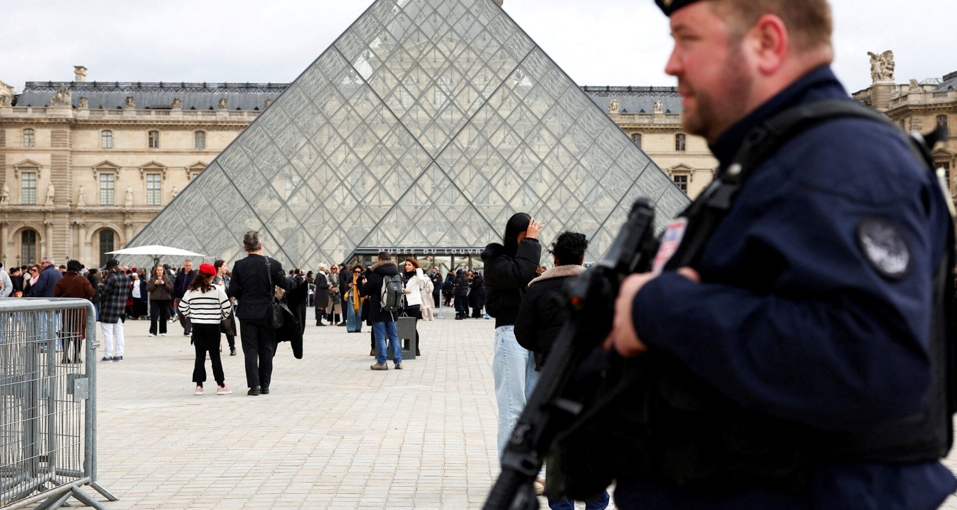 Dos de los sospechosos del millonario robo en el museo del Louvre son una pareja con hijos