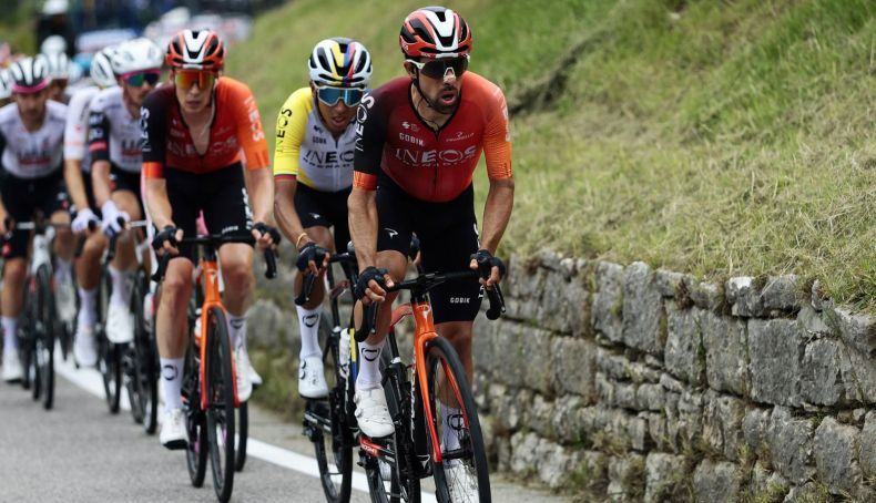 jonathan castroviejo tirando de su lider egan bernal en una etapa del giro de italia 2 790x454