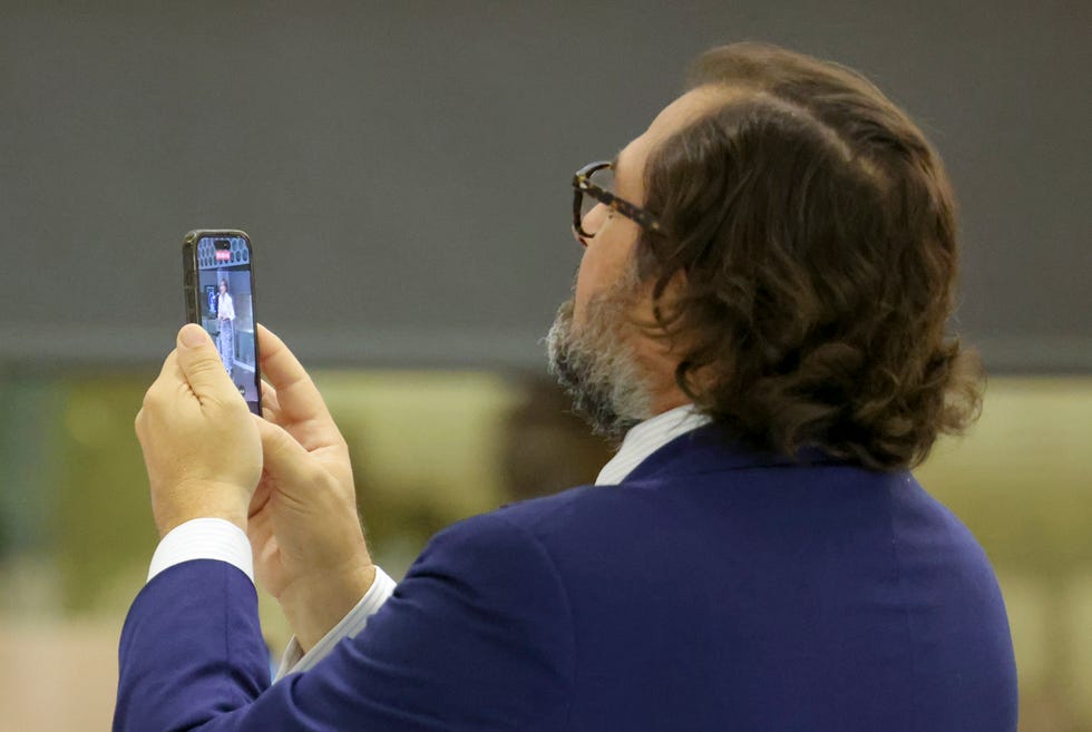Juan Montes fotografiando a Sonsoles Onega con su movil en los Premios Grandes Talentos 2025 juan montes fotografiando a sonsoles onega con su movil en los premios grandes talentos 2025