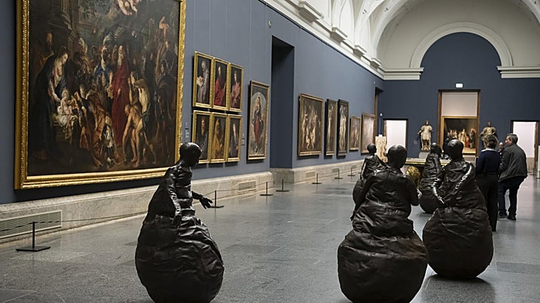 En la galería central del museo, 'Escena de conversación III', de Juan Muñoz