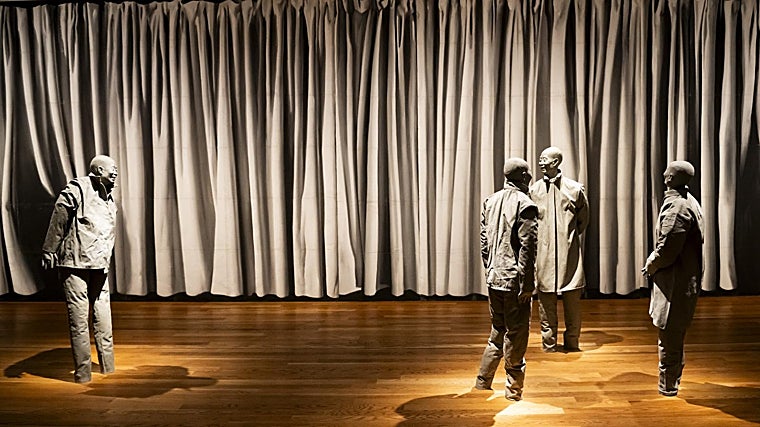 'La naturaleza de la ilusión visual', de Juan Muñoz: figuras de rasgos asiáticos frente a una cortina que es un trampantojo