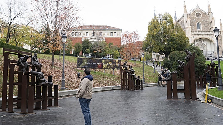 En la explanada de Goya del Prado, 'Trece riéndose unos de otros', de Juan Muñoz