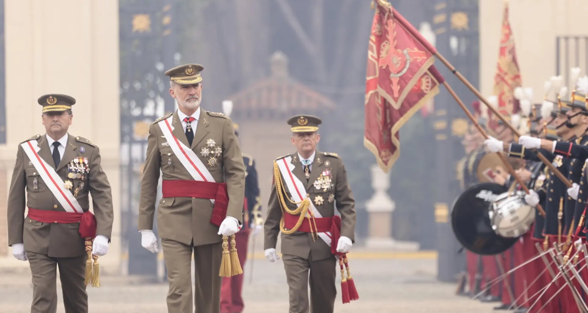 Felipe VI preside en Zaragoza el 40 aniversario de la jura de bandera de sus primeros compañeros en la Academia General Militar
