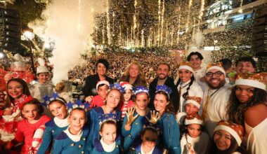Marbella se vuelca con el encendido de su iluminación navideña, en un acto al que han asistido numerosos vecinos y que ha contado con la actuación de la Gran Zambomba Flamenca ‘Vienen de Jerez’