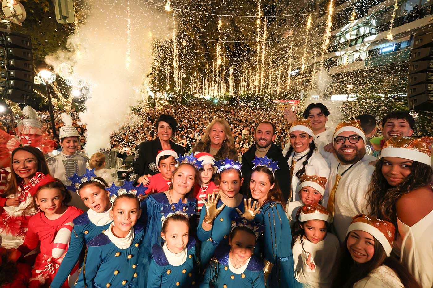 Marbella se vuelca con el encendido de su iluminación navideña, en un acto al que han asistido numerosos vecinos y que ha contado con la actuación de la Gran Zambomba Flamenca ‘Vienen de Jerez’