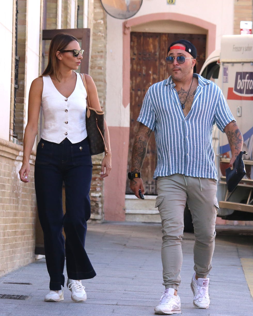 kiko rivera e irene rosales caminan juntos por las calles de castilleja de la cuesta, en sevilla